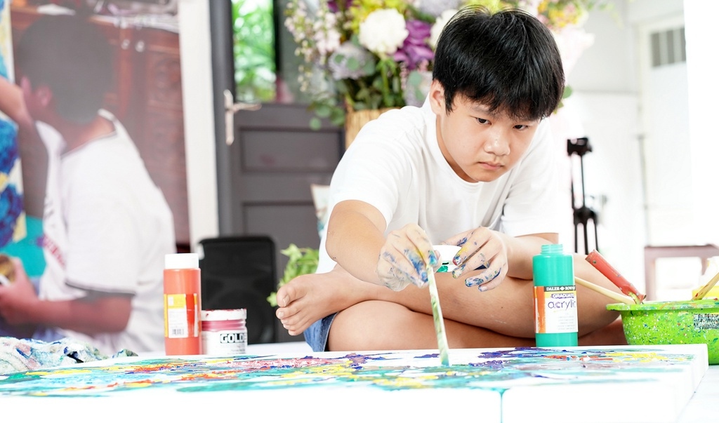 Kid painter sells artworks to raise VND3bln for COVID-19 fight